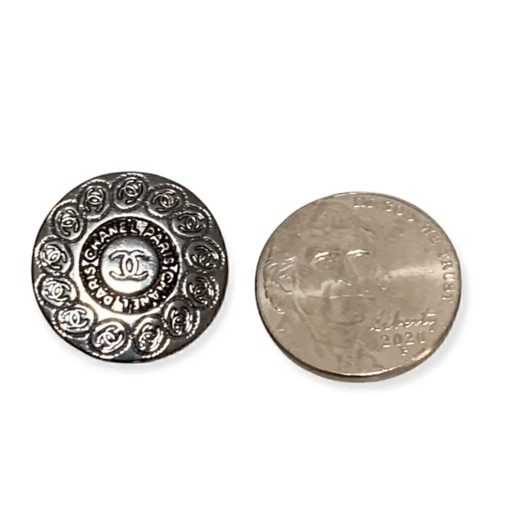 Two CHANEL interlocking CC Logo Rhodium Metal Buttons - Picture 4 of 6